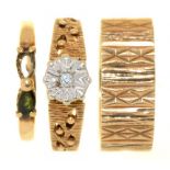 THREE 9CT GOLD RNGS, COMPRISING ONE DIAMOND SOLITAIRE, ONE TOURMALINE RING AND ONE TEXTURED