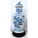 A CHINESE BLUE AND WHITE BALUSTER VASE AND COVER, QING DYNASTY, 19TH C, 46CM H, WOOD STAND