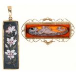 A PIETRE DURE PENDANT IN 9CT GOLD, AND A GOLD BROOCH, UNMARKED, 14G++LIGHT WEAR CONSISTENT WITH AGE