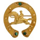 AN EMERALD HORSESHOE BROOCH of partly textured gold and gipsy set, 5.3cm, marked 18CT, 9g++Good