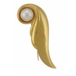 DE VROOMEN. A CULTURED PEARL AND 18CT GOLD BROOCH 8.3cm signed de Vroomen, maker's mark, London