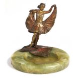 A VIENNESE COLD PAINTED BRONZE AND ONYX ASHTRAY IN THE MANNER OF FRANZ BERGMAN, EARLY 20TH C with