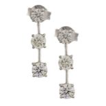 A PAIR OF DIAMOND EARRINGS in white gold, the knifewire with three round brilliant cut diamonds, 1.