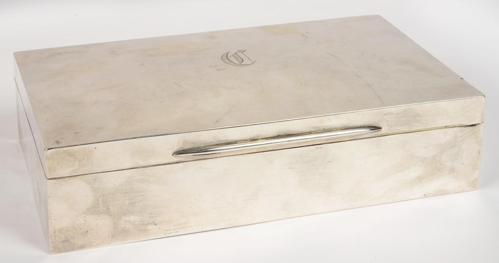 A GEORGE V SILVER CIGAR BOX, CEDAR LINED, 23 X 14 CM, LONDON 1934++MINOR DENTS