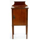 AN EDWARDIAN INLAID MAHOGANY BEDSIDE CABINET ON SQUARE TAPERING LEGS, 90CM H