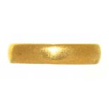 A 22 CT GOLD WEDDING RING, BIRMINGHAM 1921, 3.5G, SIZE P½++GENERAL WEAR CONSISTENT WITH AGE