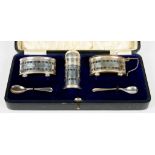 A GEORGE V SILVER CRUET SET, BIRMINGHAM 1922, CASED, 3OZS 6DWTS++CASE WORN