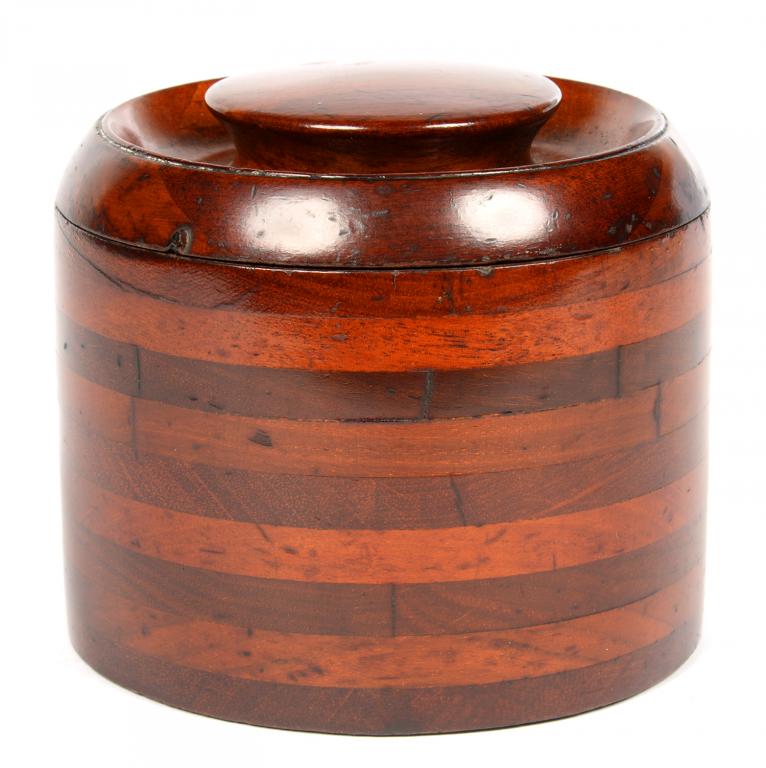 A CYLINDRICAL LAMINATED MAHOGANY TEA CADDY AND TURNED COVER, 12CM H, EARLY 20TH C