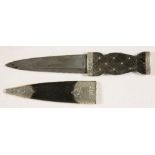 A SCOTTISH SILVER MOUNTED SKEAN DHU WITH BLACK LEATHER SHEATH, 20CM L OVERALL, MAKER'S MARK ONLY,
