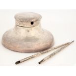 AN EDWARD VII SILVER CAPSTAN INKWELL, 15 CM DIAM, LONDON 1904 AND TWO VICTORIAN SILVER PENS++INKWELL