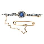 AN OLD CUT DIAMOND AND SAPPHIRE BAR BROOCH, SAPPHIRE APPROX 0.50 CT, DIAMONDS APPROX 0.62CT, IN