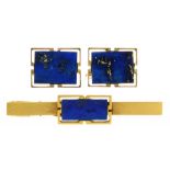 A PAIR OF RECTANGULAR LAPIS LAZULI CUFFLINKS IN GOLD, SWIVEL BACK, IN GOLD, MARKED IN CHINESE, AND A