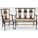 AN EDWARDIAN CARVED MAHOGANY TRIPLE CHAIR BACK SETTEE, 105CM W AND AN ELBOW CHAIR EN SUITE