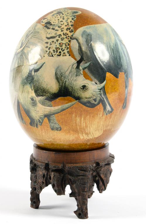 AN OSTRICH EGG DECORATED WITH COLOUR PRINTS OF WILD ANIMALS, GILT AND VARNISHED, 14CM H, CARVED WOOD - Bild 2 aus 3