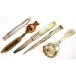 A VICTORIAN SILVER CADDY SPOON, LONDON 1848, A SILVER KNIFE WITH MOTHER OF PEARL HANDLE, 12 CM L,