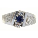 A DIAMOND AND SAPPHIRE RING IN TEXTURED 18CT WHITE GOLD, LONDON 1973, 5.5G, SIZE O++LIGHT