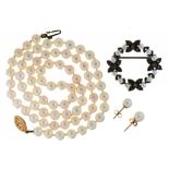A CULTURED PEARL NECKLACE WITH GOLD CLASP MARKED 375, A PAIR OF CULTURED PEARL EARRINGS AND A