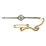 AN ART DECO DIAMOND BAR BROOCH, THE OLD BRILLIANT CUT DIAMOND APPROX 0.38 CT, IN GOLD, 4G++SCRATCHES