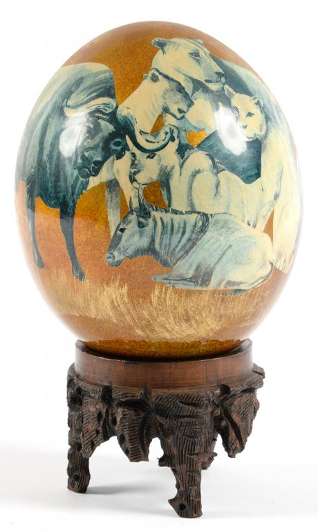 AN OSTRICH EGG DECORATED WITH COLOUR PRINTS OF WILD ANIMALS, GILT AND VARNISHED, 14CM H, CARVED WOOD - Bild 3 aus 3