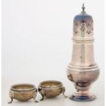 AN ELIZABETH II SILVER CASTER, 17 CM H, SHEFFIELD 1966 AND A PAIR OF SILVER SALT CELLARS, 5 CM DIAM,