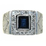 A SAPPHIRE AND DIAMOND RING, DIAMOND SET TEXTURED GOLD HOOP, UNMARKED, 9G, SIZE O½++LIGHT WEAR