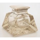 A GEORGE V SILVER MOUNTED GLASS INKWELL, 9 CM H, BIRMINGHAM 1912++GOOD CONDITION