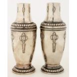 A PAIR OF DUTCH PEWTER VASES, 19 CM H, BY DAALDEROP, EARLY 20TH C