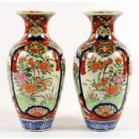 A PAIR OF JAPANESE IMARI VASES, 31CM H, EARLY 20TH C