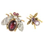 A GARNET, PEARL AND DIAMOND FLY BROOCH IN GOLD, APPROX 1.9 X 1.6 CM AND AN AMETHYST AND PEARL FLY