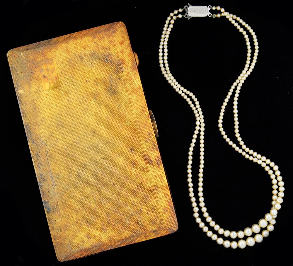 A GOLD PLATED ARISTOCRAT CIGARETTE CASE AND A DOUBLE STRING OF IMITATION PEARLS, WITH ENGINE