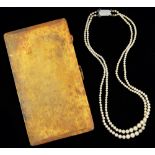 A GOLD PLATED ARISTOCRAT CIGARETTE CASE AND A DOUBLE STRING OF IMITATION PEARLS, WITH ENGINE