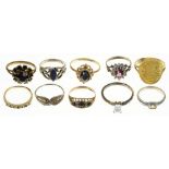 TEN RINGS INCLUDING A GOLD COIN RING, WITH HALF SOVEREIGN 1899, FORMED TO GOLD MOUNT, SIZE U++