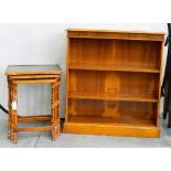 A REGENCY STYLE YEW WOOD OPEN BOOKCASE AND A SIMILAR NEST OF LEATHER TOPPED TABLES, BOOKCASE 91CM L