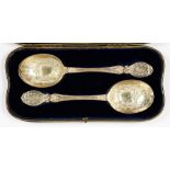 A PAIR OF VICTORIAN SILVER BERRY SPOONS, 22 CM L, LONDON 1899, CASED, 6OZS 4DWTS++TARNISHED. CASE