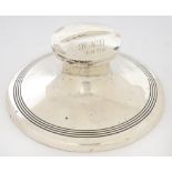 A GEORGE V SILVER CAPSTAN INKWELL, 15 CM DIAM, BIRMINGHAM 1910, LOADED++DENTED