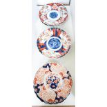 SIX SIMILAR FLUTED JAPANESE IMARI DISHES, 21CM D, EARLY 20TH C