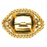 A CUSHION CUT CITRINE BROOCH, APPROX 22 CT, IN GOLD WITH BASE METAL PIN, APPROX 4 X 2.5 CM, 11.5G++