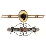 TWO BROOCHES COMPRISING AN AGATE AND SEED PEARL BAR BROOCH IN GOLD MARKED 10K, 4.5G AND A