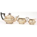 A GEORGE V THREE PIECE SILVER TEA SERVICE, SHEFFIELD 1922, 39OZS 3DWTS++TARNISHED