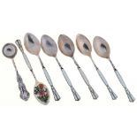 A SET OF SIX ELIZABETH II SILVER AND ENAMEL COFFEE SPOONS, 7.5 CM L, BIRMINGHAM 1959 AND AN EDWARD