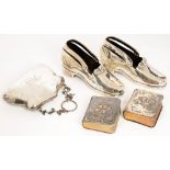 A GEORGE V SILVER PURSE, 9.5 X 7 CM, BIRMINGHAM 1911, A PAIR OF VICTORIAN SILVER NOVELTY SHOES, 12