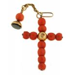 AN EARLY 19TH CENTURY CORAL BEAD PENDANT CROSS, IN GOLD, APPROX 5.5 X 3 CM ++IN GOOD CONDITION, WITH