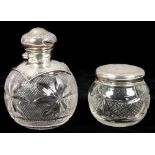 A GEORGE V SILVER MOUNTED GLASS SCENT BOTTLE, 11.5 CM H, CHESTER 1910 AND A GEORGE V SILVER
