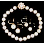 A CULTURED PEARL BRACELET, PEARLS APPROX 7.5MM, WITH PEARL SET 9CT GOLD CLASP AND TWO PAIRS OF