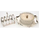 A GEORGE VI SILVER TOAST RACK, 7.5 CM W, SHEFFIELD 1940 AND AN EDWARD VII SILVER AND GLASS