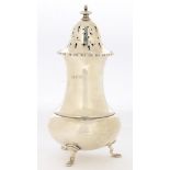 A GEORGE V SILVER SUGAR CASTER, 19 CM H, SHEFFIELD 1918, 2OZS 17DWTS++GOOD CONDITION