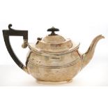 AN EDWARD VII SILVER TEAPOT, 13 CM H, BIRMINGHAM 1904, 12OZS 18DWTS++TARNISHED. LID HANDLE CRACKED.