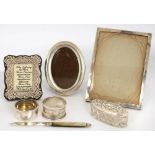 A GEORGE V SILVER AND CUT GLASS TRINKET BOX, 7 CM W, BIRMINGHAM 1910, A GEORGE V SILVER NAPKIN RING,