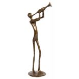 A BRONZE SCULPTURE OF A TRUMPETER, 34CM H