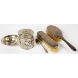 A GEORGE V SILVER TEASPOON, SHEFFIELD 1919, A GEORGE V SILVER BRUSH SET, BIRMINGHAM 1919, A